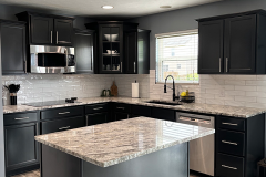 Kitchen-remodel-with-backsplash-and-kitchen-island